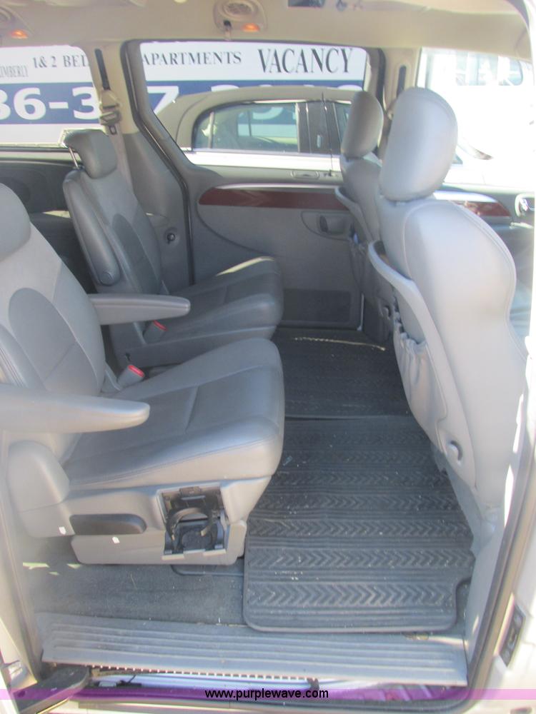 image for item H7721 2005 Chrysler Town & Country Limited van