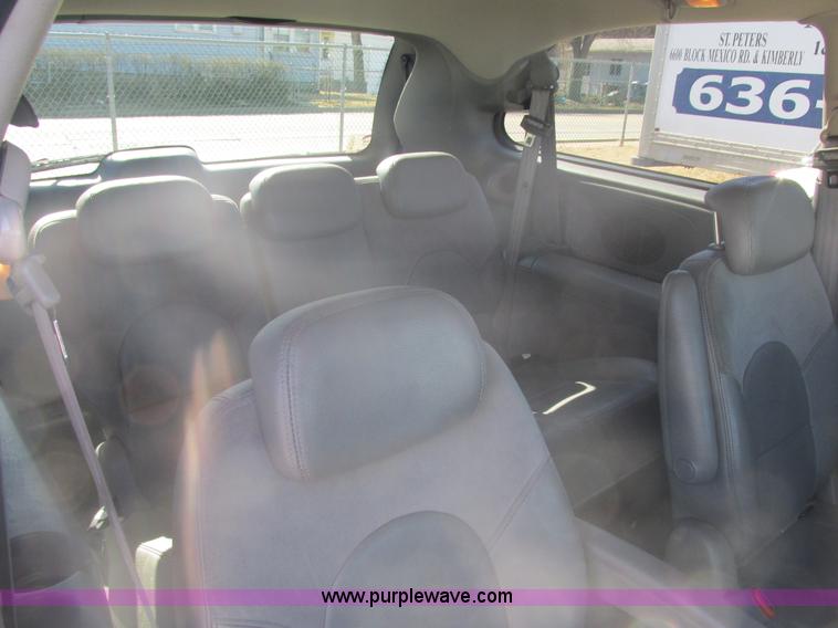 image for item H7721 2005 Chrysler Town & Country Limited van