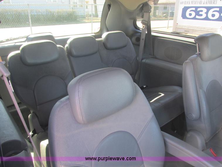 image for item H7721 2005 Chrysler Town & Country Limited van