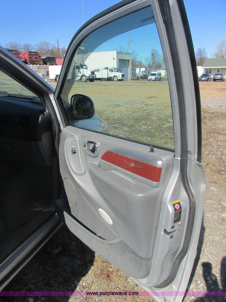 image for item H7721 2005 Chrysler Town & Country Limited van