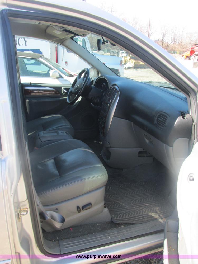 image for item H7721 2005 Chrysler Town & Country Limited van