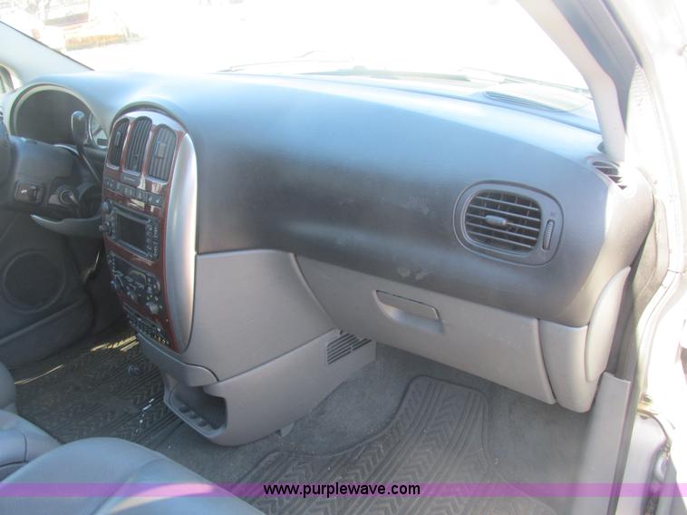 image for item H7721 2005 Chrysler Town & Country Limited van