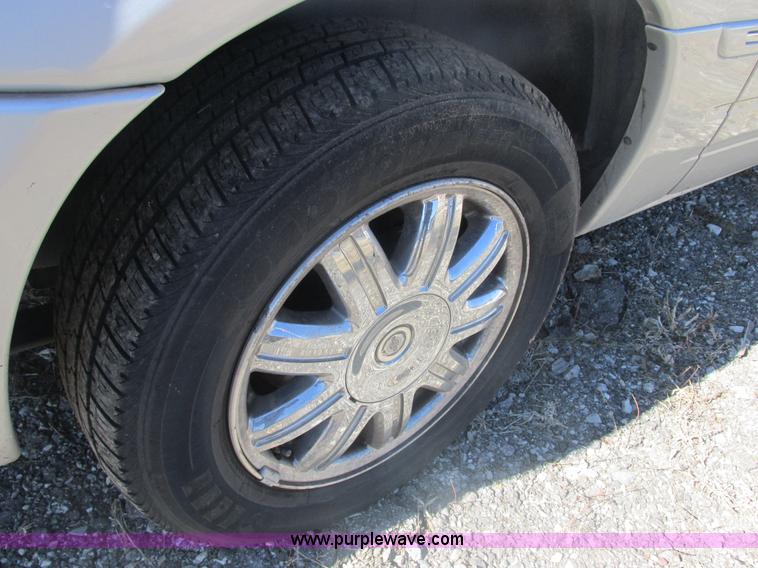 image for item H7721 2005 Chrysler Town & Country Limited van