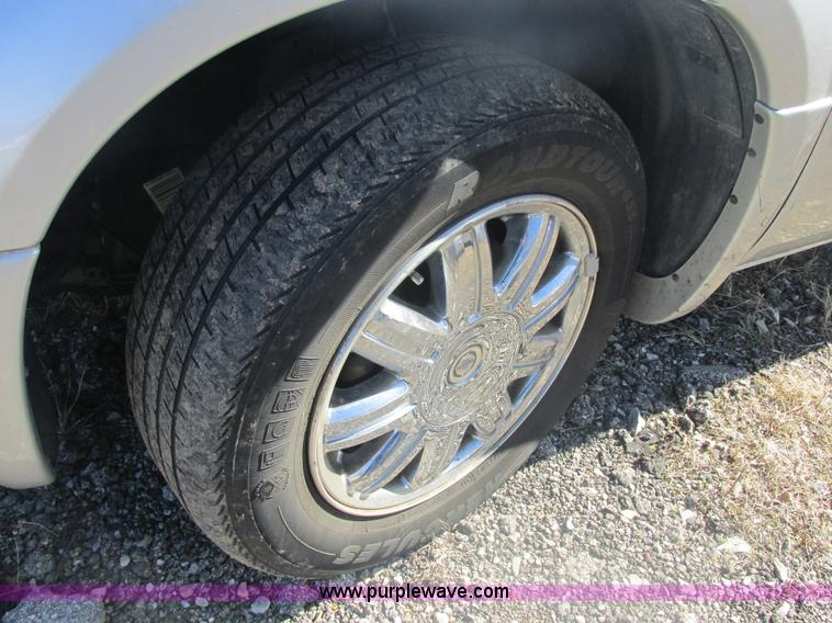 image for item H7721 2005 Chrysler Town & Country Limited van