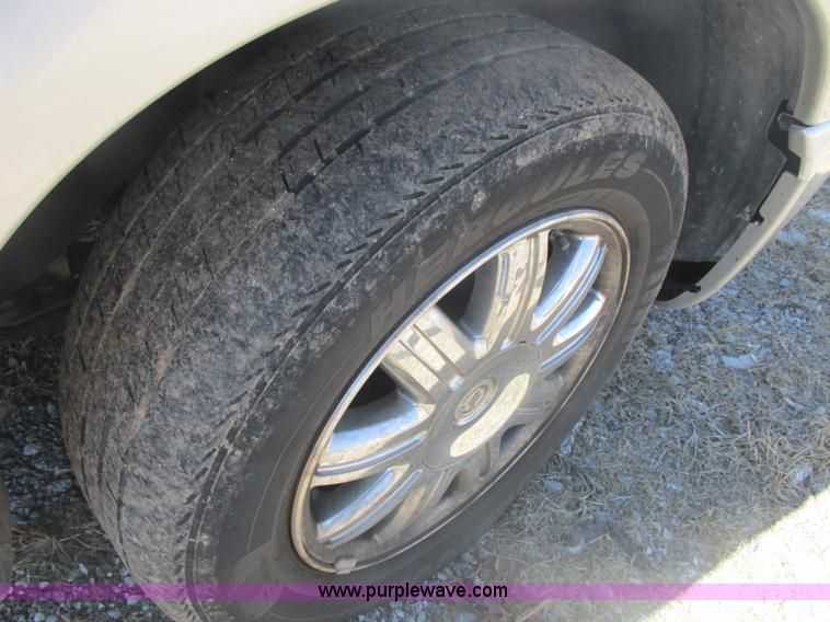 image for item H7721 2005 Chrysler Town & Country Limited van