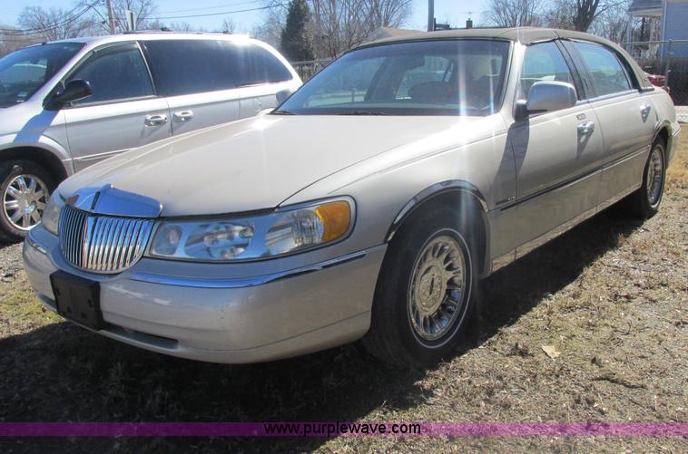 image for item H7722 2000 Lincoln Town Car Cartier