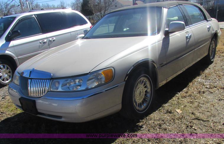 image for item H7722 2000 Lincoln Town Car Cartier