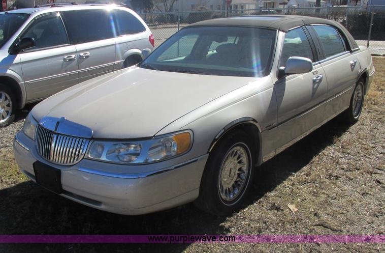 image for item H7722 2000 Lincoln Town Car Cartier