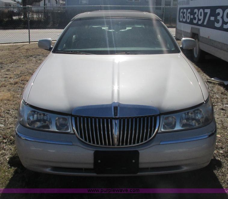 image for item H7722 2000 Lincoln Town Car Cartier