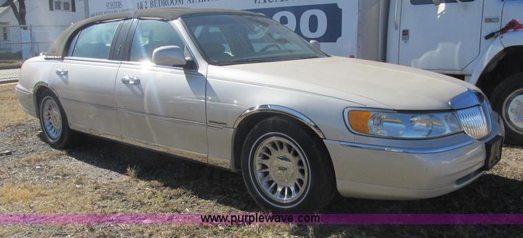 image for item H7722 2000 Lincoln Town Car Cartier