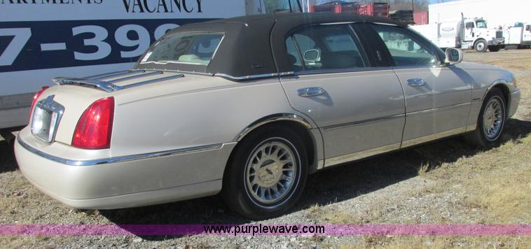image for item H7722 2000 Lincoln Town Car Cartier
