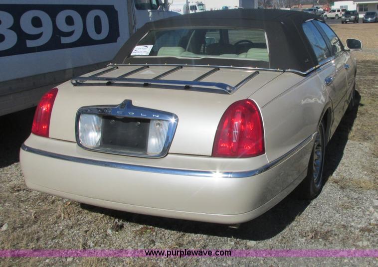 image for item H7722 2000 Lincoln Town Car Cartier