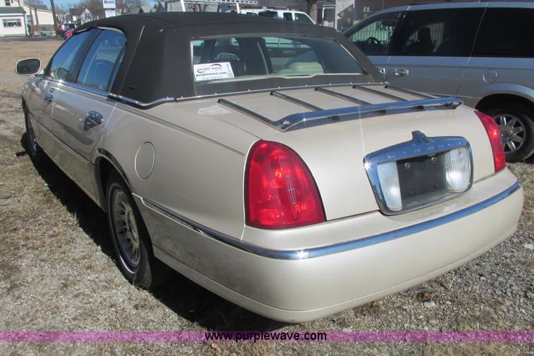 image for item H7722 2000 Lincoln Town Car Cartier