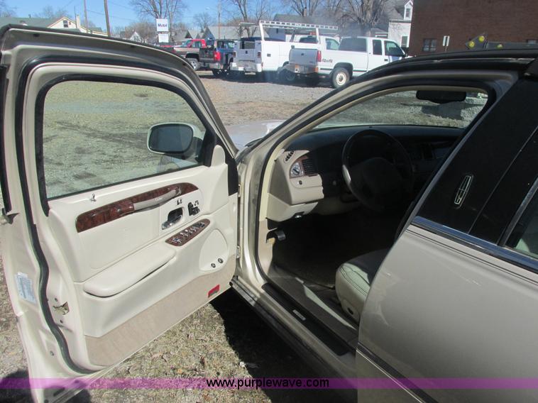 image for item H7722 2000 Lincoln Town Car Cartier