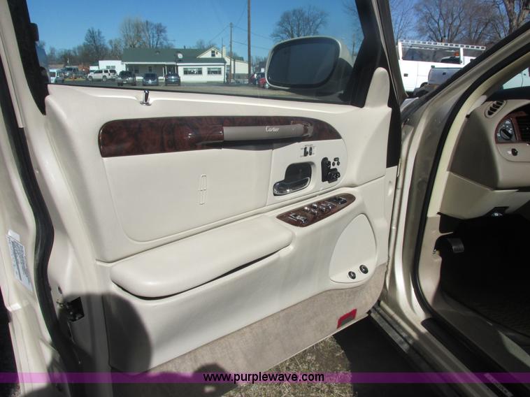 image for item H7722 2000 Lincoln Town Car Cartier