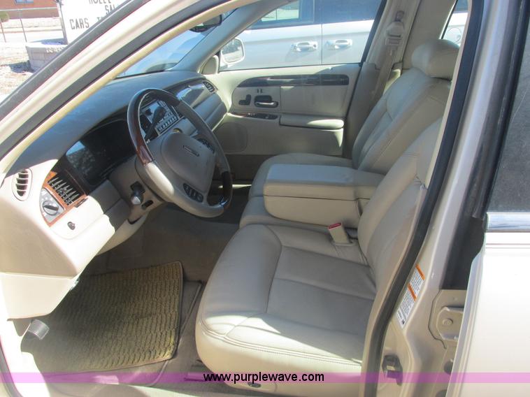 image for item H7722 2000 Lincoln Town Car Cartier