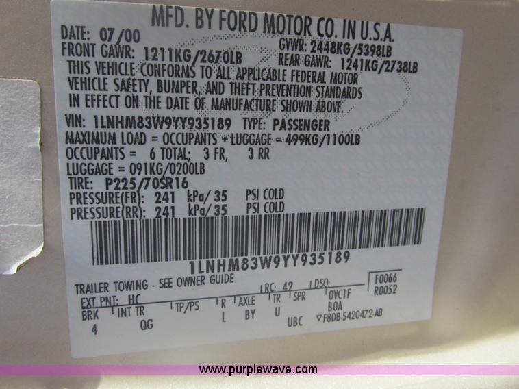 image for item H7722 2000 Lincoln Town Car Cartier