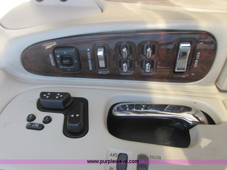 image for item H7722 2000 Lincoln Town Car Cartier