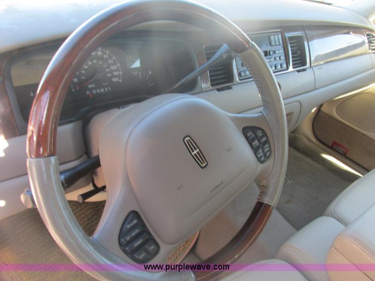 image for item H7722 2000 Lincoln Town Car Cartier