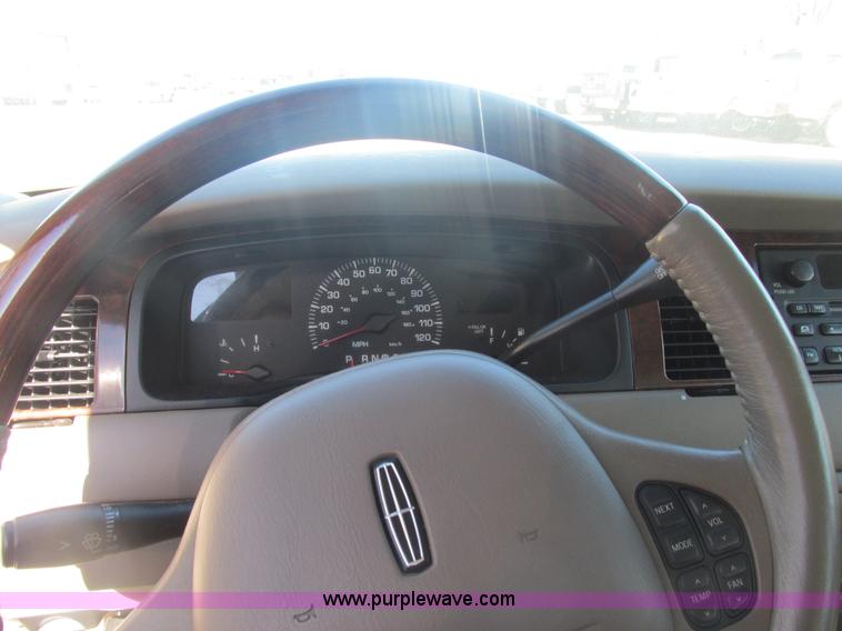 image for item H7722 2000 Lincoln Town Car Cartier