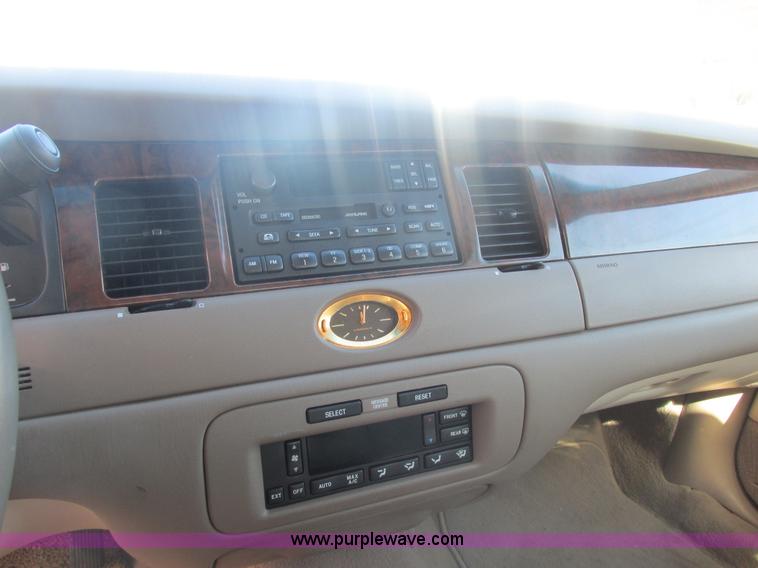 image for item H7722 2000 Lincoln Town Car Cartier
