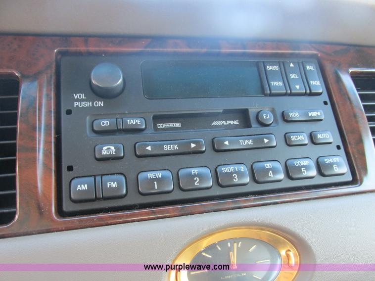 image for item H7722 2000 Lincoln Town Car Cartier