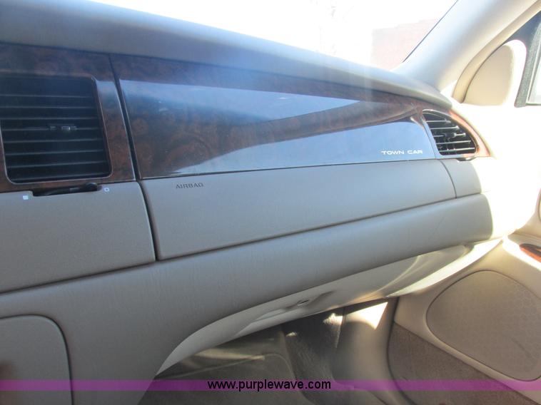 image for item H7722 2000 Lincoln Town Car Cartier