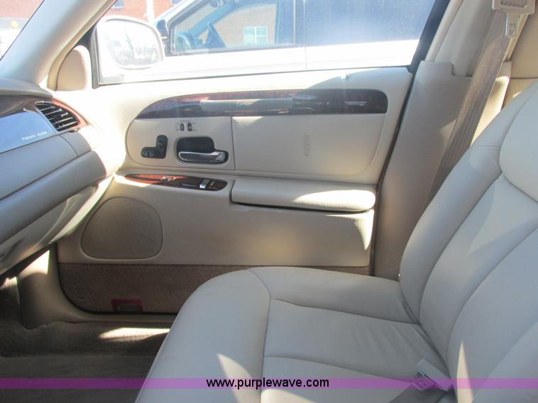 image for item H7722 2000 Lincoln Town Car Cartier