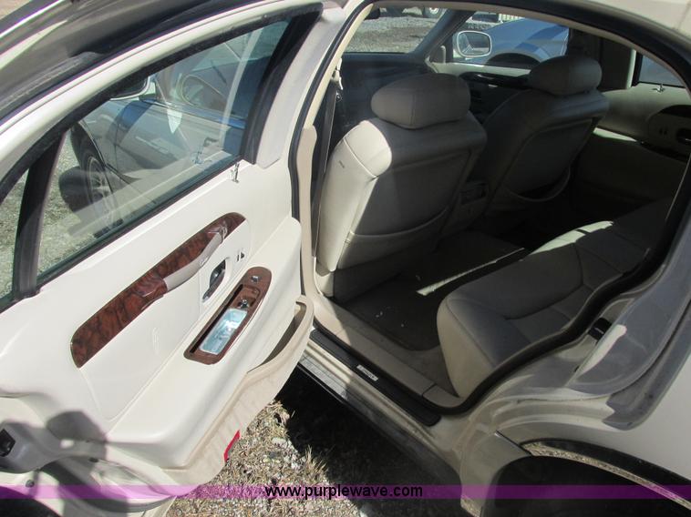 image for item H7722 2000 Lincoln Town Car Cartier