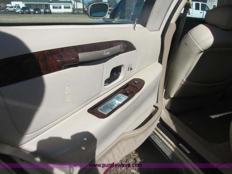 image for item H7722 2000 Lincoln Town Car Cartier