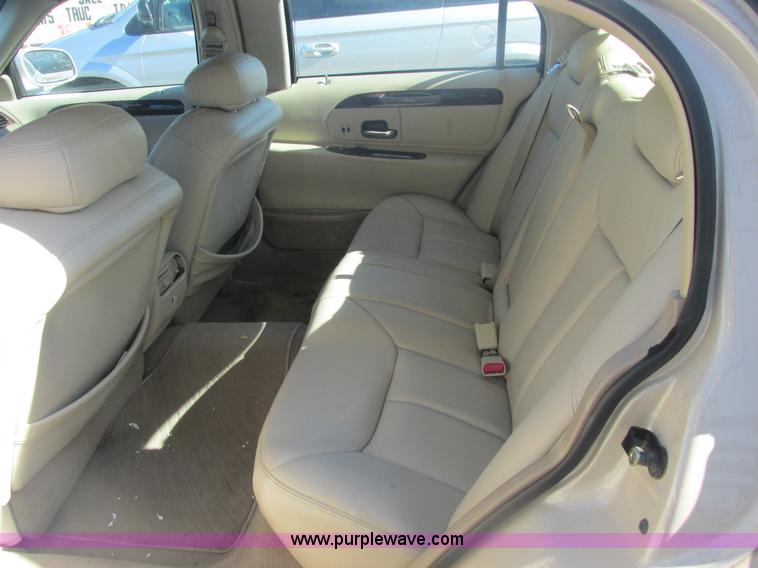 image for item H7722 2000 Lincoln Town Car Cartier