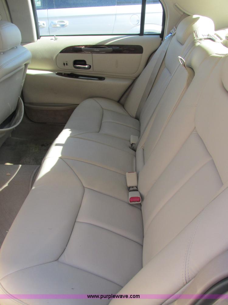 image for item H7722 2000 Lincoln Town Car Cartier