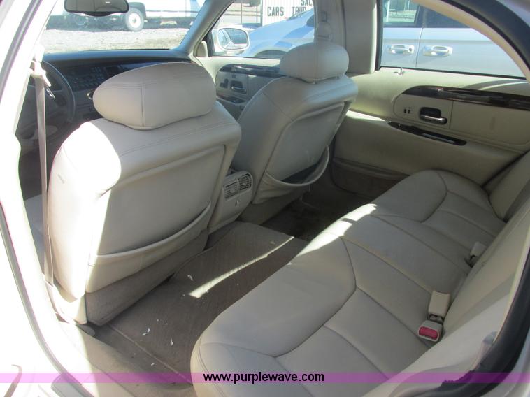 image for item H7722 2000 Lincoln Town Car Cartier
