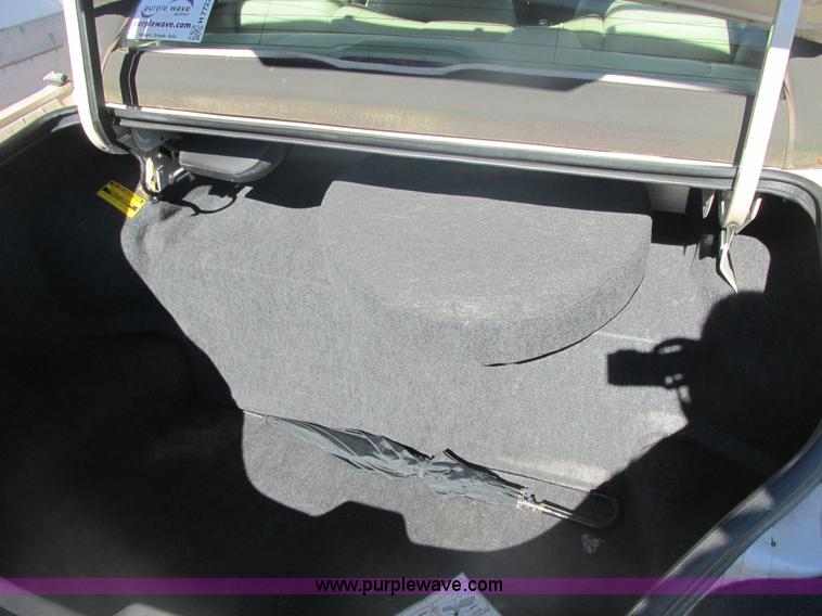 image for item H7722 2000 Lincoln Town Car Cartier