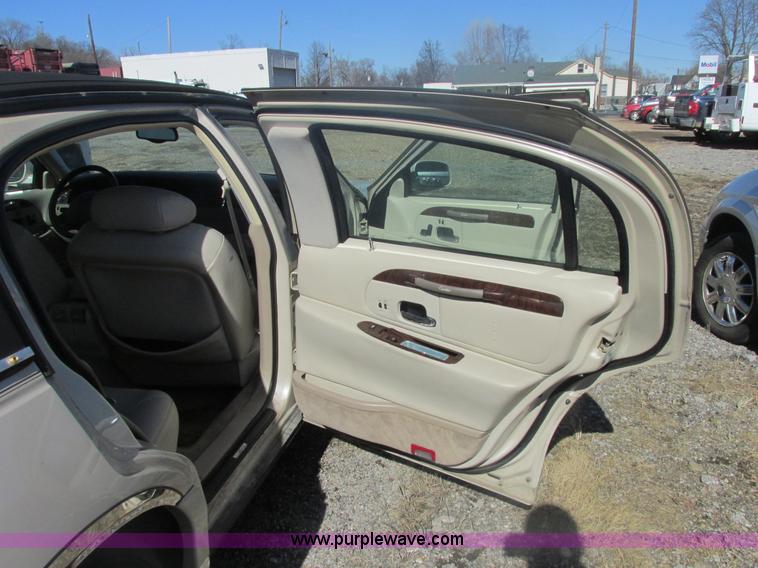 image for item H7722 2000 Lincoln Town Car Cartier