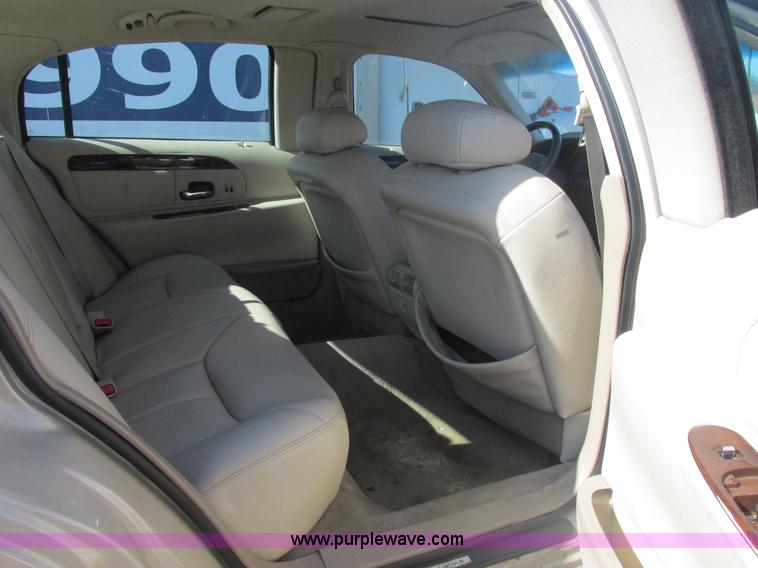 image for item H7722 2000 Lincoln Town Car Cartier