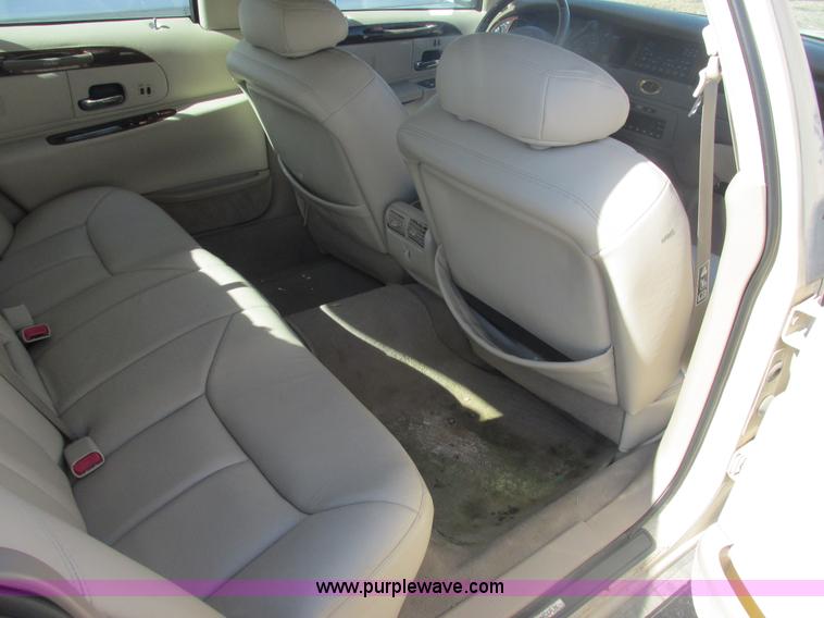 image for item H7722 2000 Lincoln Town Car Cartier