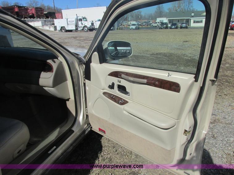 image for item H7722 2000 Lincoln Town Car Cartier