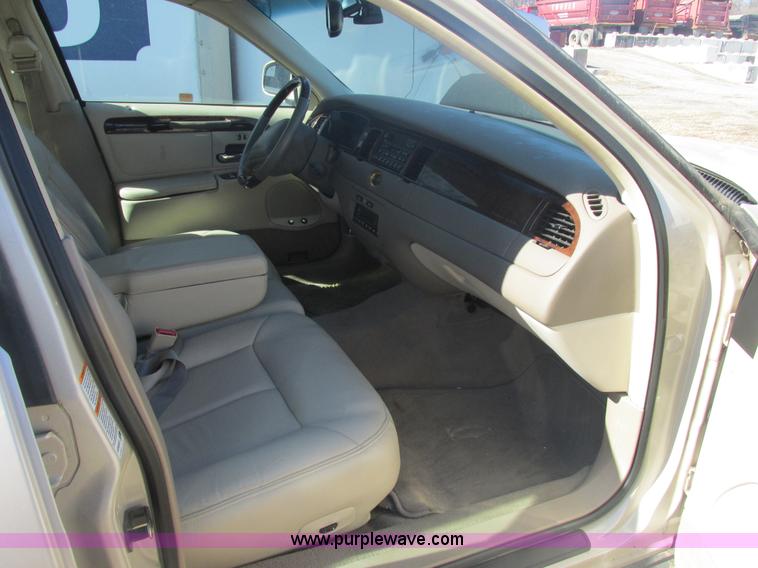 image for item H7722 2000 Lincoln Town Car Cartier