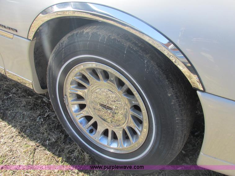 image for item H7722 2000 Lincoln Town Car Cartier