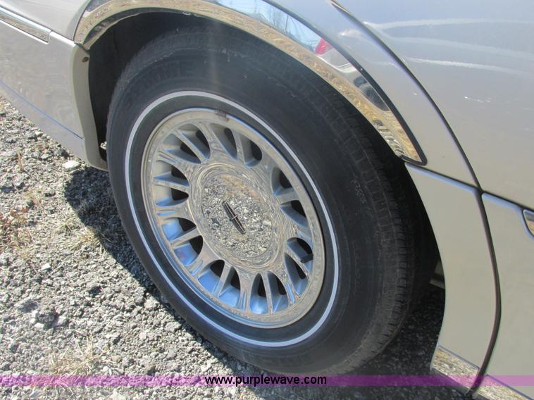 image for item H7722 2000 Lincoln Town Car Cartier