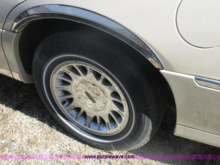 image for item H7722 2000 Lincoln Town Car Cartier