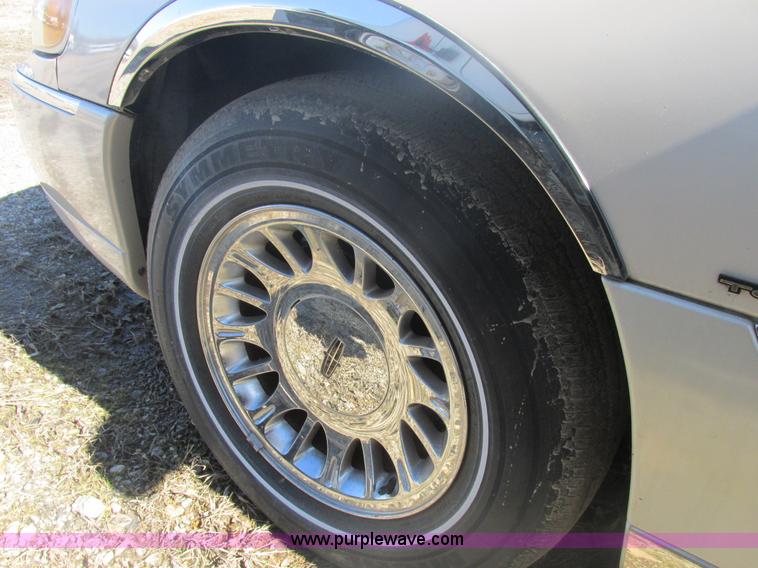 image for item H7722 2000 Lincoln Town Car Cartier