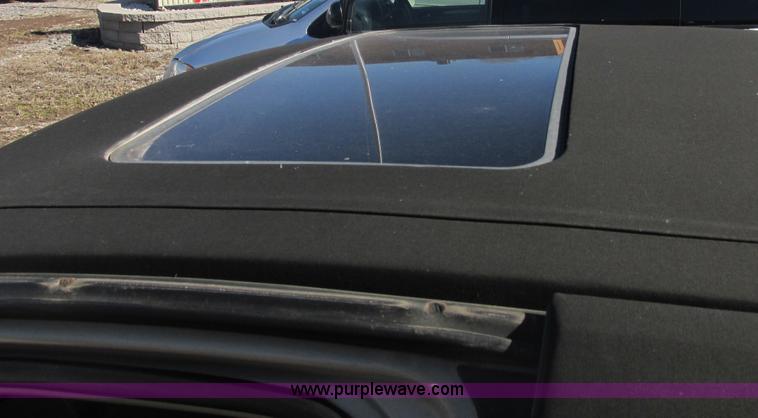 image for item H7722 2000 Lincoln Town Car Cartier