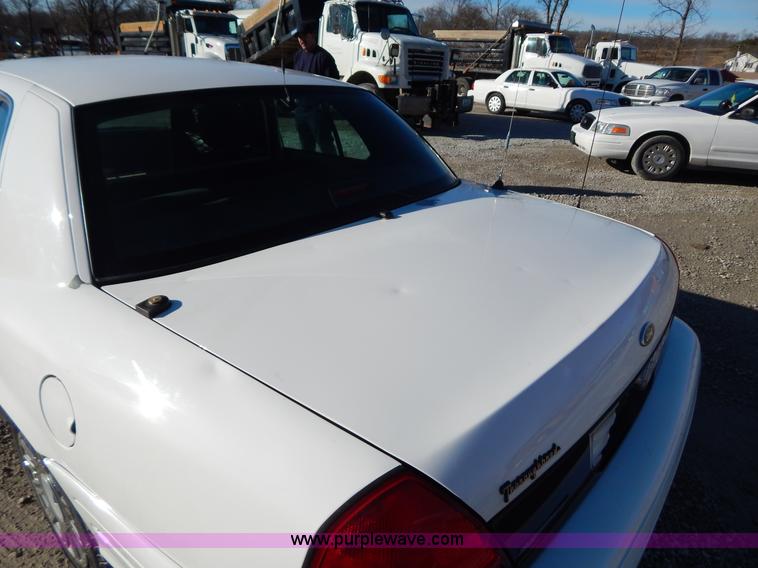 image for item I1182 2005 Ford Crown Victoria Police Interceptor