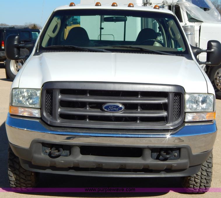 image for item I1195 2004 Ford F350 pickup truck cab and chassis