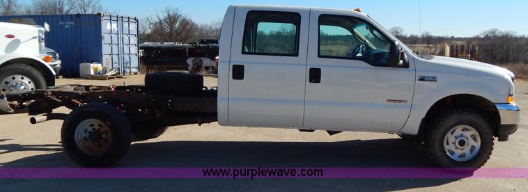 image for item I1195 2004 Ford F350 pickup truck cab and chassis