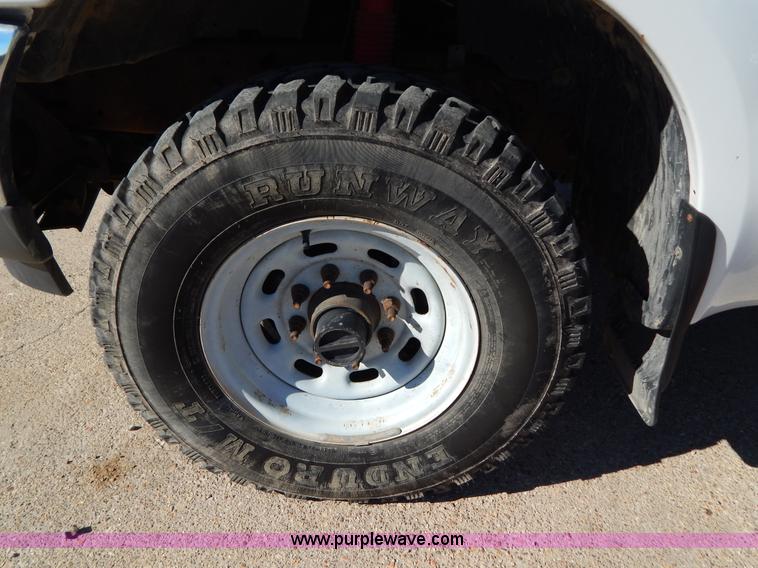 image for item I1195 2004 Ford F350 pickup truck cab and chassis