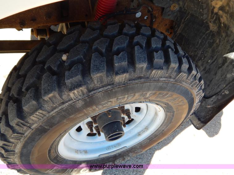 image for item I1195 2004 Ford F350 pickup truck cab and chassis