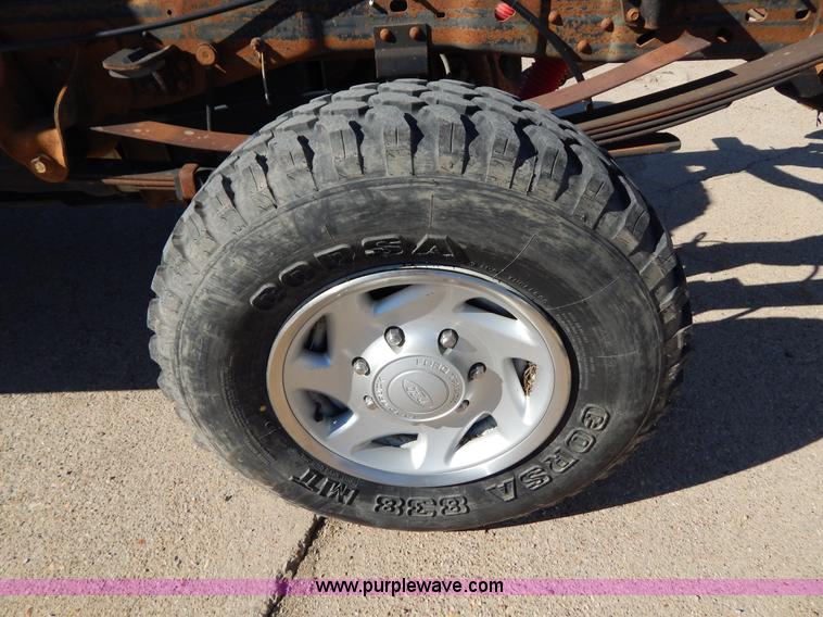 image for item I1195 2004 Ford F350 pickup truck cab and chassis